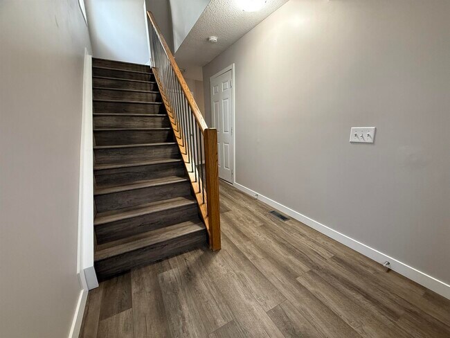 Building Photo - 3 Bed 1.5 Bath Unit in Edmonton, AB