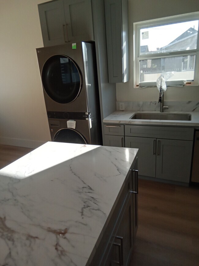 Foto del edificio - 1164 E Adams Blvd