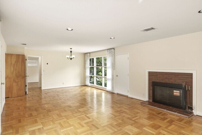 Foto del edificio - Thoughtfully Updated 3 Bed, 2 Bath Home Close to Rinconada Park, Lucie Stern Community Center, an...