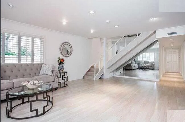 Building Photo - 745 Oxford Ave