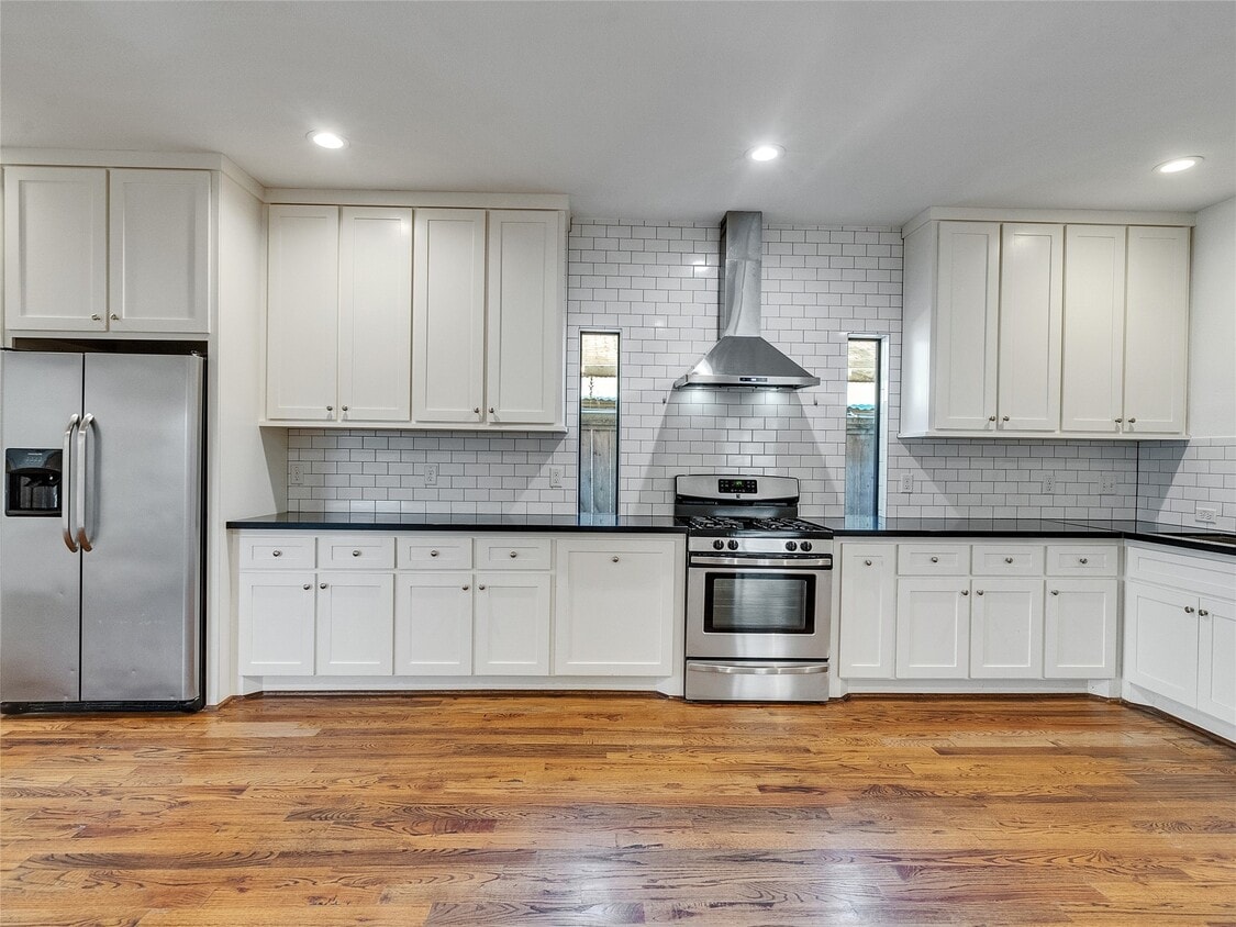 Foto principal - 4730 Bell St