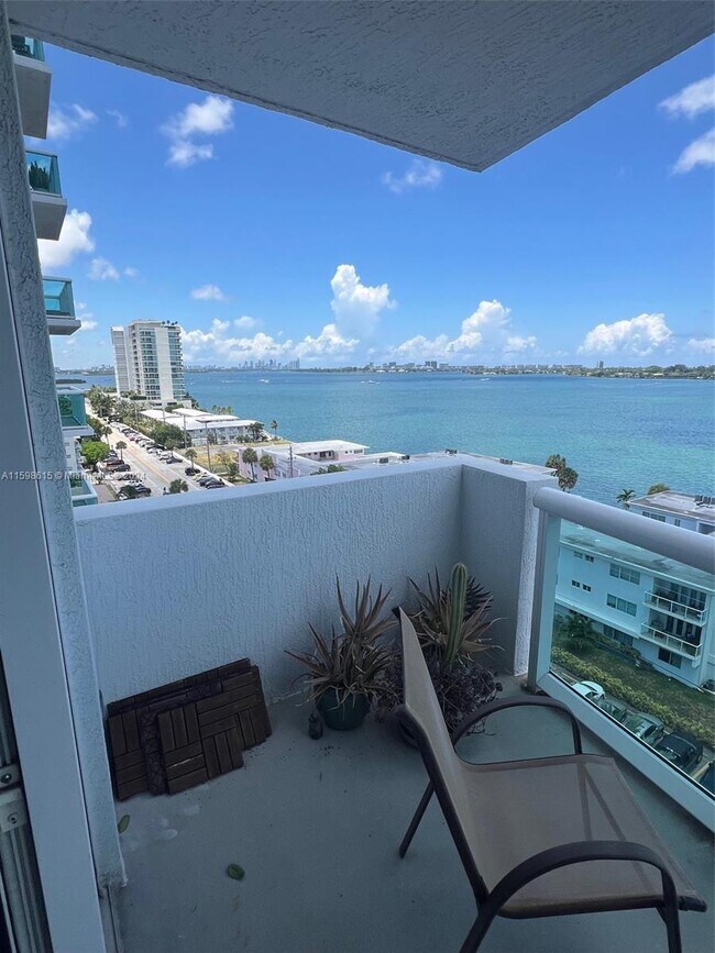 Foto del edificio - 7910 Harbor Island Dr