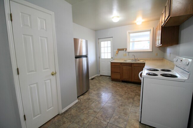 Kitchen - 2584 Deming Ave