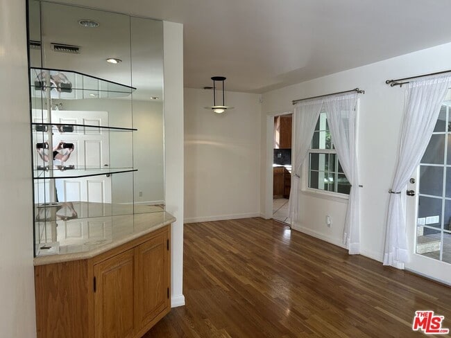 Foto del edificio - 5355 Rhea Ave