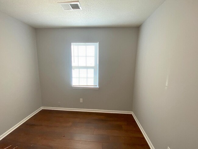 Photo - 896 Leacrest Ave House