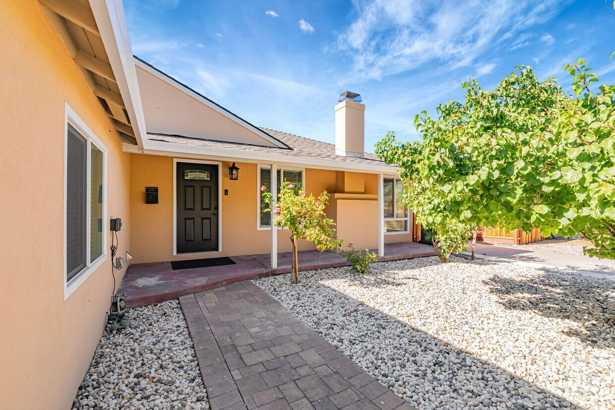 Primary Photo - Beautifully Maintained 3-Bedroom Home l Hu...