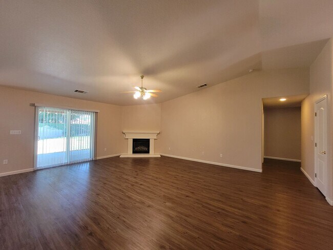 Foto del edificio - 3 Bedroom 2 Bathroom coming in July! Annie...
