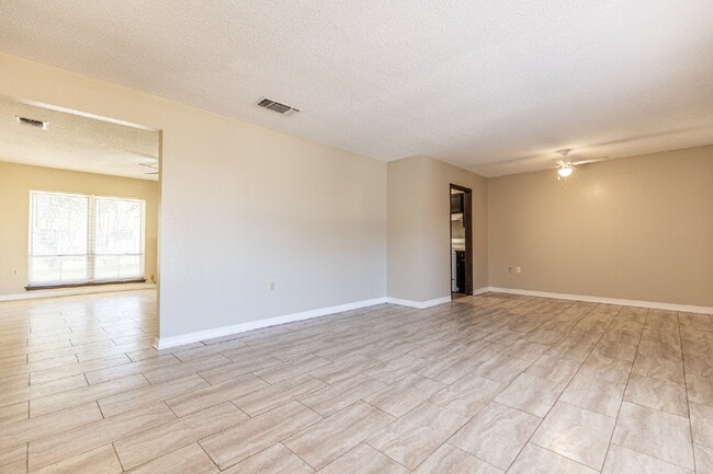 Building Photo - 2943 Keslake St