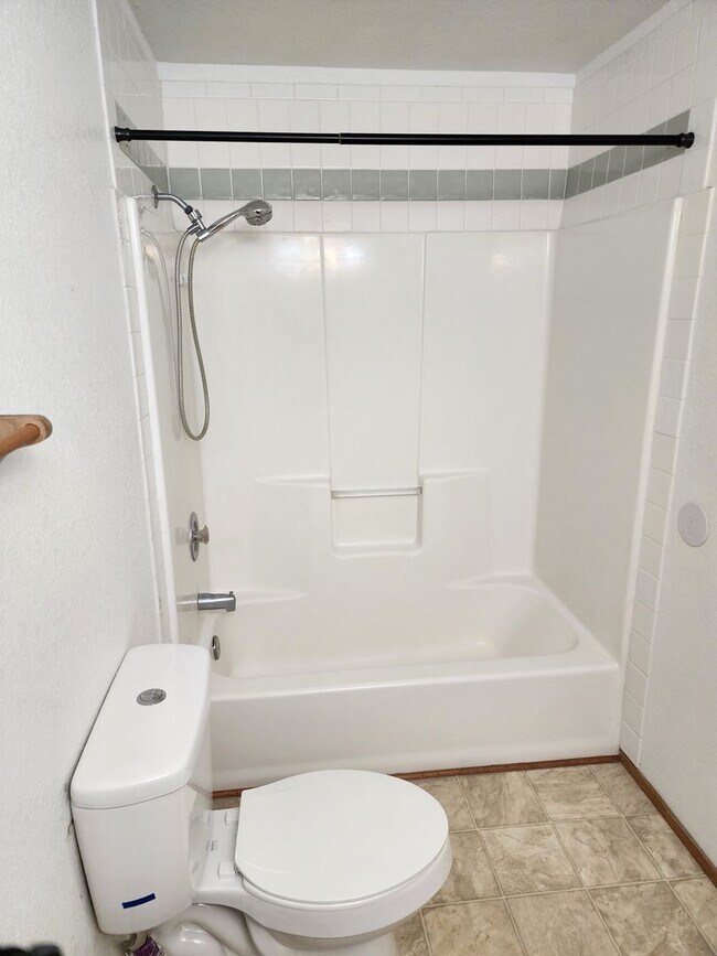 Foto del edificio - 3 bedroom 1 bath with Garage and Yard