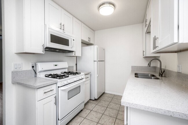 Building Photo - Lakeside Upstairs First Month FREE 1 Bd / 1 ba w/ In Unit  Laundry, Parking, + Water/Trash Included
