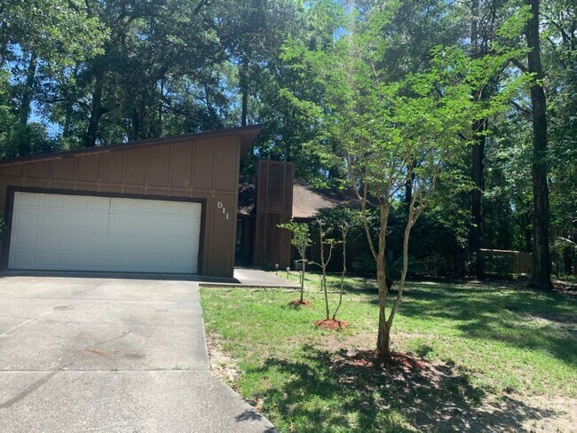 Building Photo - 3 Bedroom 2 Bath in SW Westchester Manor