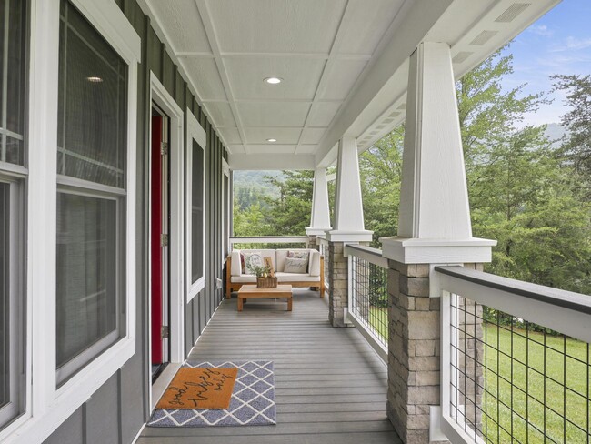 Large covered front porch - 105 Bobby Ridge Dr