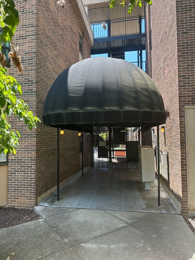 Foto del edificio - Spacious Renovated 3-Bedroom Condo Near UT...