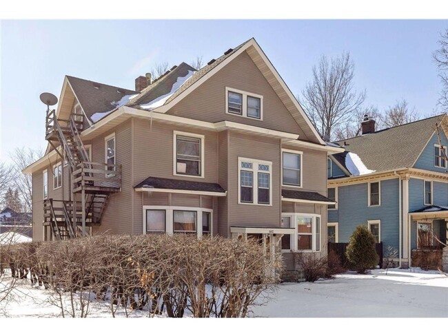Building Photo - 1862 Roblyn Ave