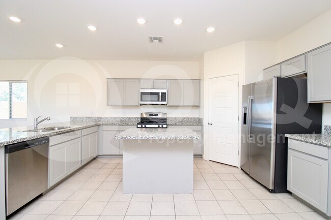 Foto del edificio - 744 E Diamond Dr