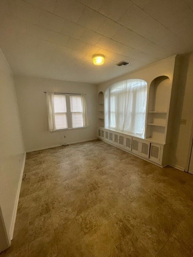 Building Photo - 806 E University Ave