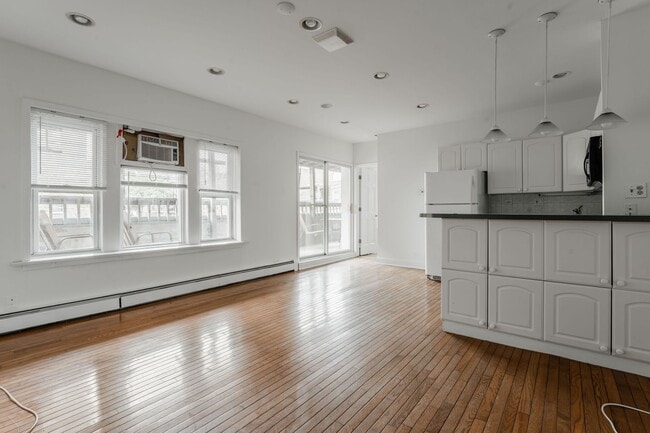 Building Photo - Sheridan Park / Uptown - 2 Bed / 1.5 Bath