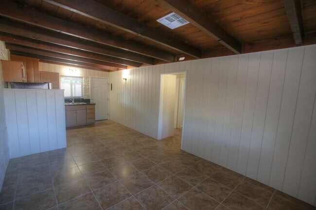 Foto del edificio - 1222 N Roberts Way