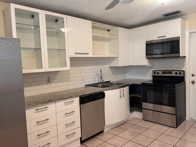 Foto del edificio - 5267 Edgewood Dr