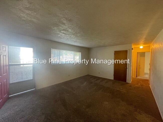 Foto del edificio - 1680 Calkins Ave