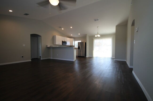Building Photo - Charming, 3 Bedroom, 2 Bathroom Home in th...