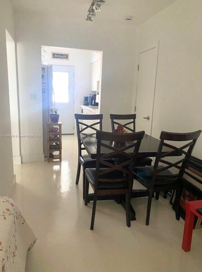 Foto del edificio - 6895 Byron Ave