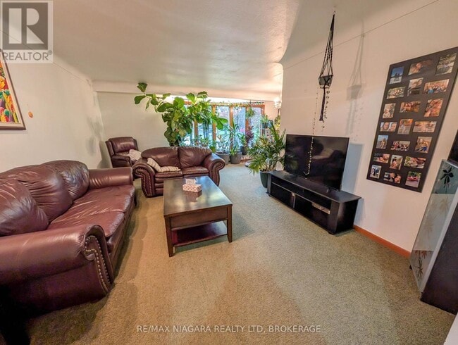 Building Photo - 4171 Fernwood Crescent