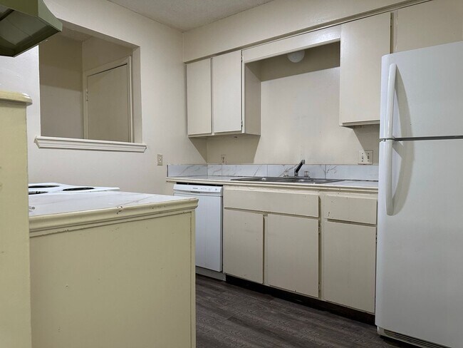 Building Photo - S.82nd Duplex