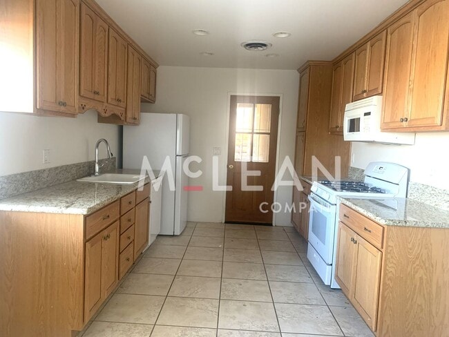 Building Photo - Pet Friendly Three Bedroom Home in Beautif...
