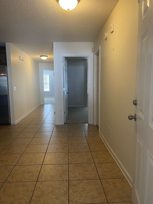 Building Photo - Woodland Park!  END UNIT!!