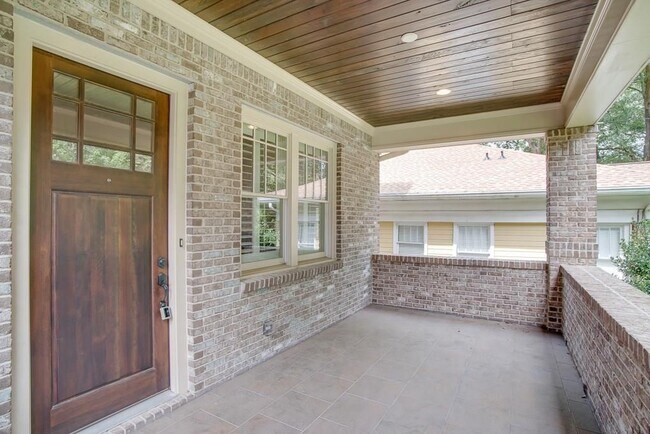 Building Photo - 579 Elmwood Dr NE
