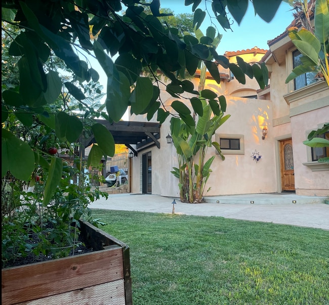 Building Photo - Call for your Private Showing! - Rent Ready September 1st