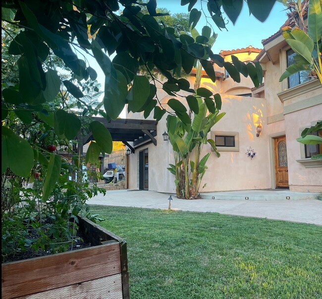 Foto del edificio - Call for your Private Showing! - Rent Ready September 1st