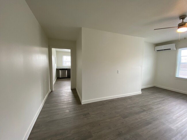 Building Photo - 213 Carroll Dr