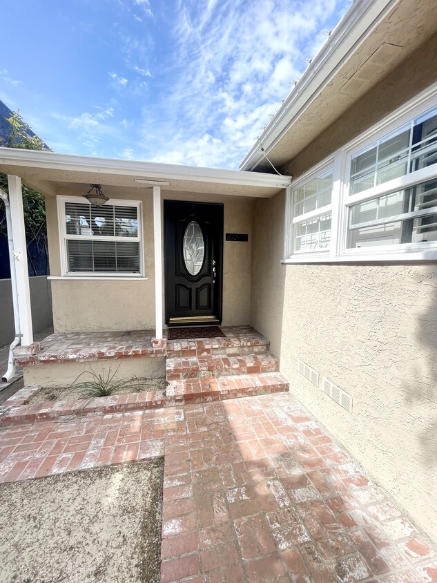Front door/front entry - 1121 9th St