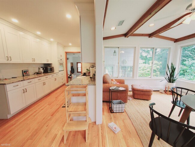 Building Photo - 2 br, 2.5 bath House - 110 Hecker Ave
