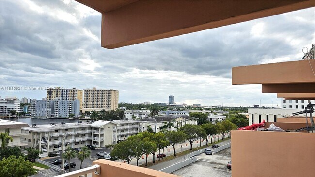 Foto del edificio - 2200 E Hallandale Beach Blvd