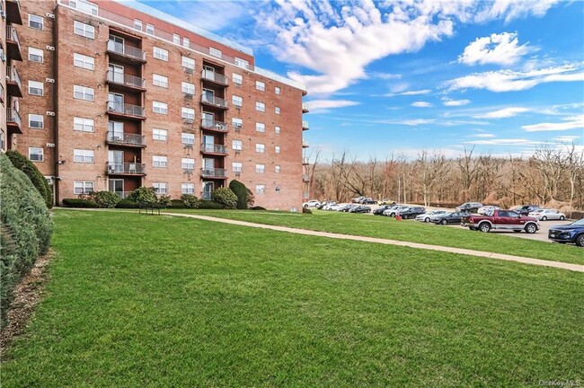 Building Photo - 1 Lakeview Dr