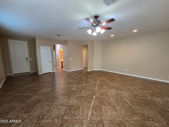 Building Photo - 851 E Aberdeen Dr