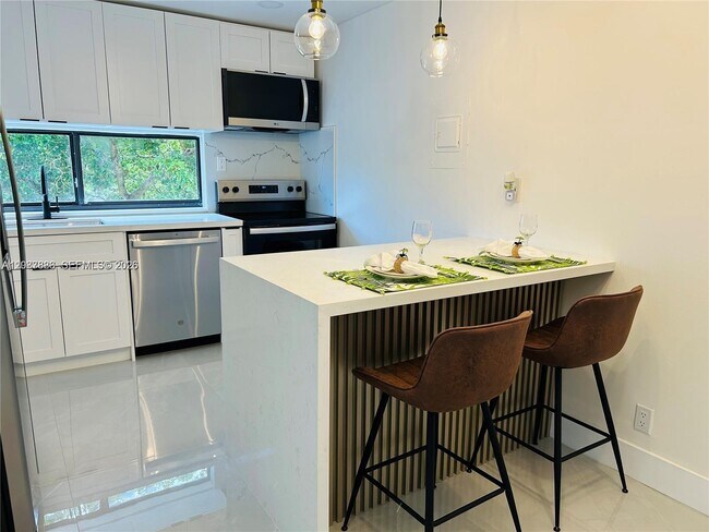 Foto del edificio - 17021 N Bay Rd