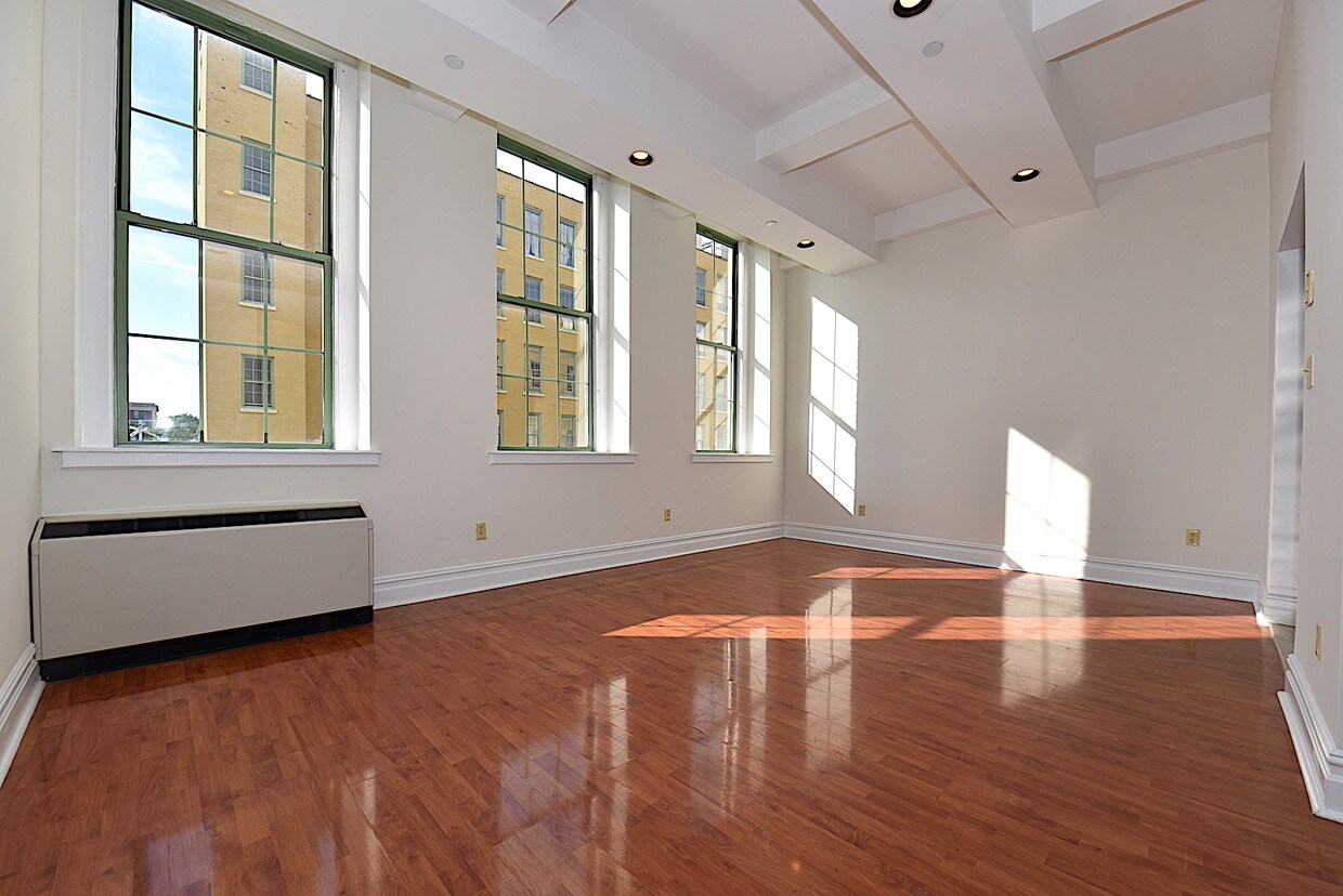Primary Photo - 4502 Ditmars Blvd