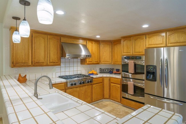 Building Photo - Gorgeous home with stunning water views