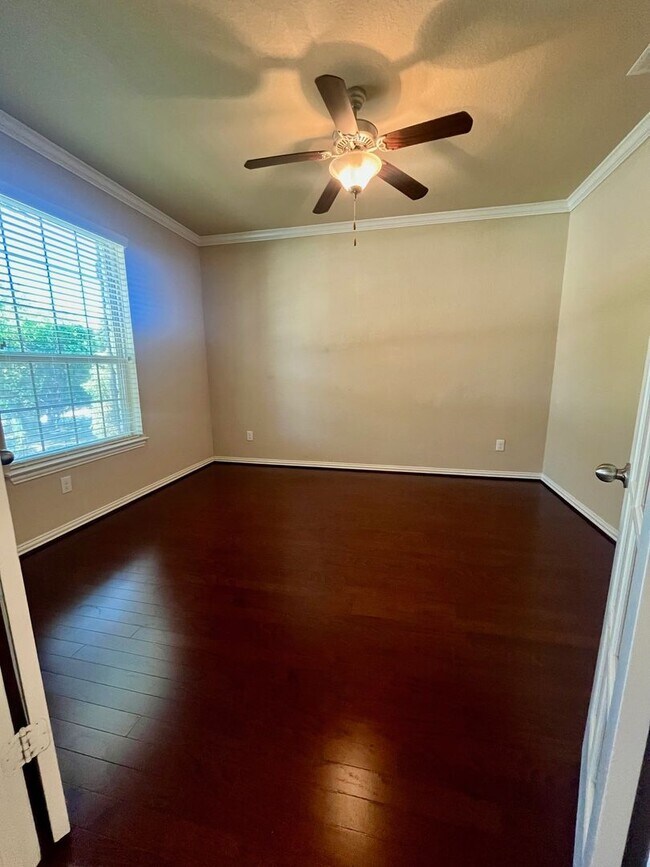 Building Photo - Fabulous 5 Bedroom/4 Full Bath Home w/ Stu...
