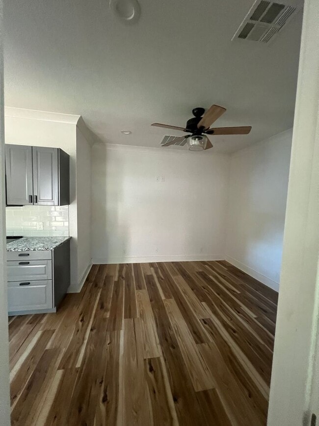 Building Photo - 1/1 Duplex Waco
