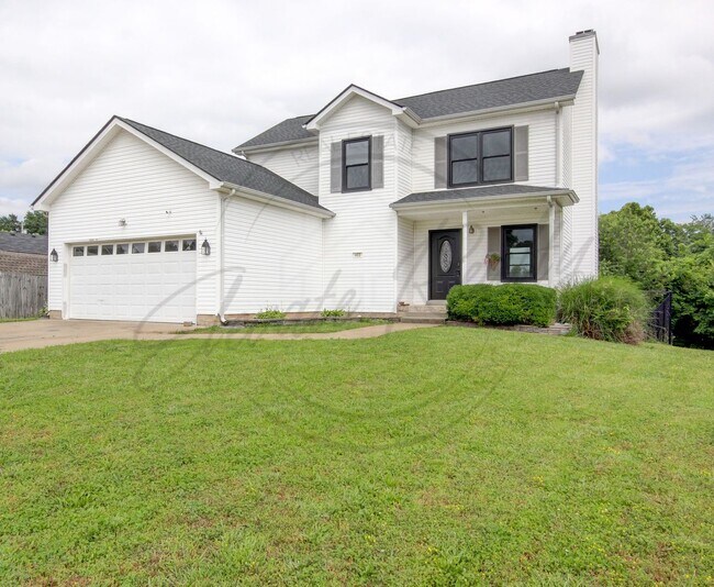 Foto del edificio - Three Bedroom On One Acre Lot in Clarksvil...