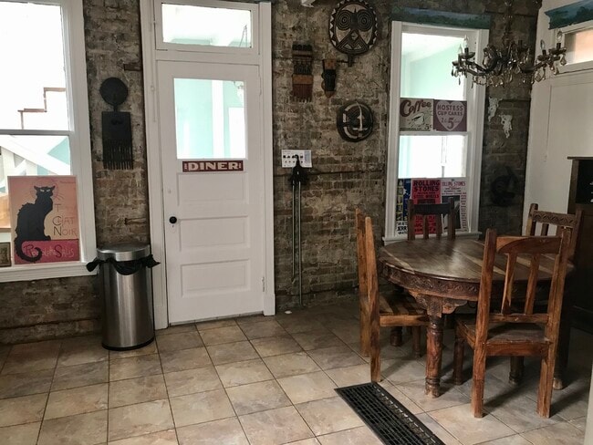 Building Photo - 2113 W Walton St