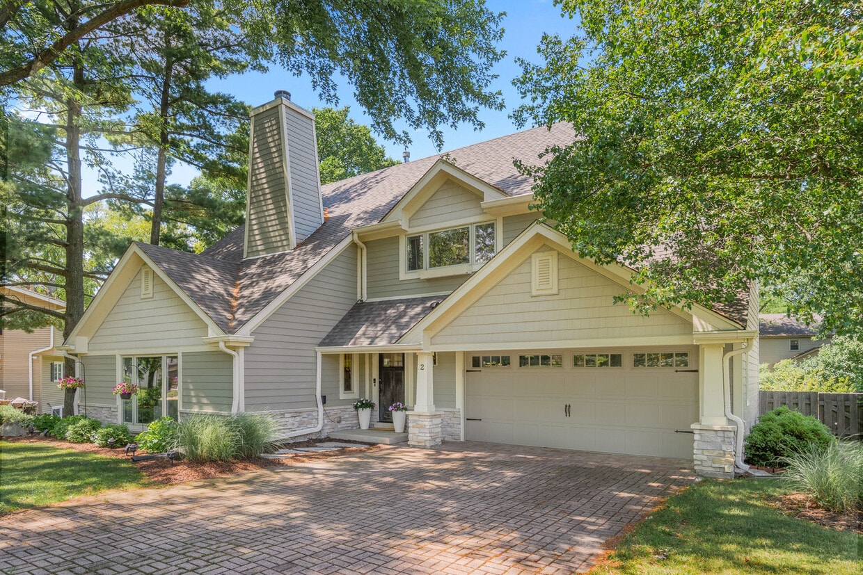 Primary Photo - 2 Cedar Gate Cir