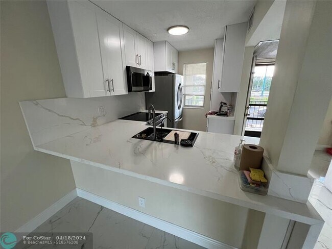 Building Photo - 9911 Three Lakes Cir