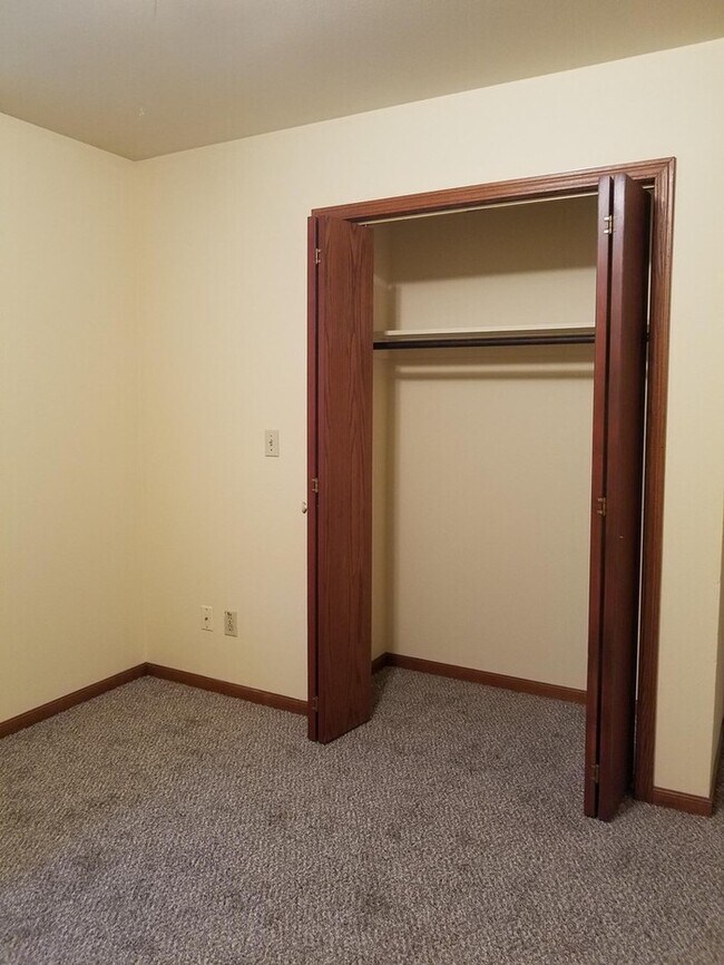 Building Photo - Nice 2 bedroom 1 bath duplex.