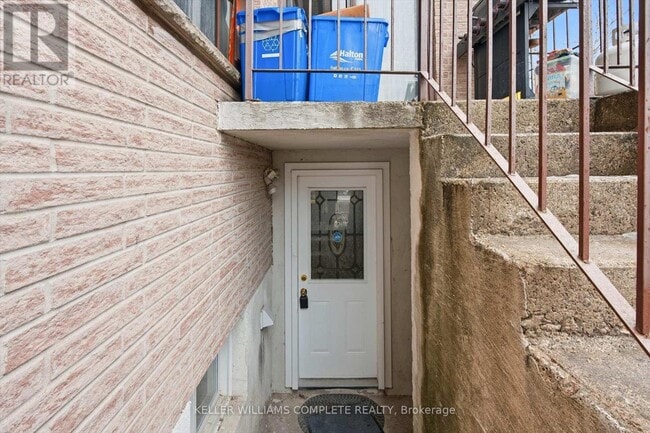 Building Photo - 114 Slinger Ave